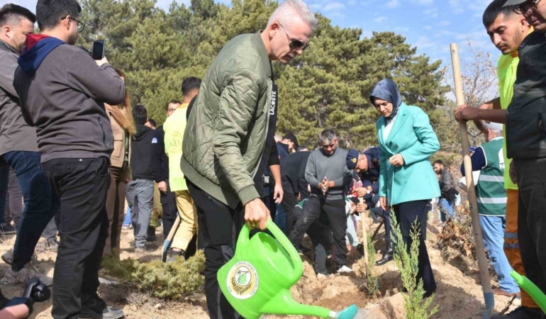 karamanda-milli-agaclandirma-gununde-5-bin-fidan-toprakla-bulusturuldu-wYXa3zOa.jpg