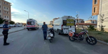 karamanda-minibuse-carpan-motosikletin-surucusu-yaralandi-uFLf4GGz.jpg