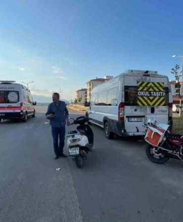 karamanda-minibuse-carpan-motosikletin-surucusu-yaralandi-uFLf4GGz.jpg