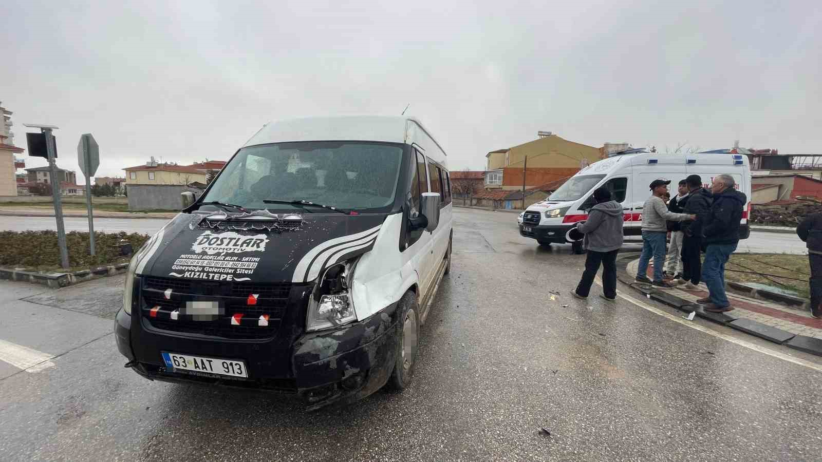 karamanda minibusle motosiklet carpisti 1 yarali 1 JIP1SJvL