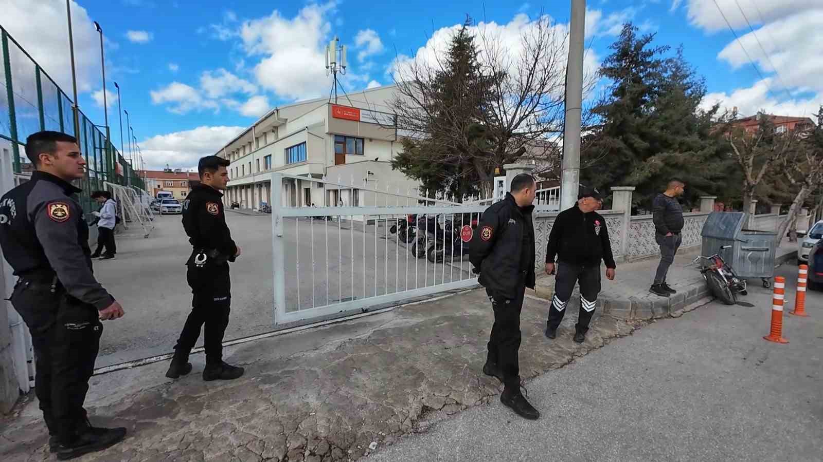 karamanda motosikletin carptigi polis memuru yaralandi 2 5IJB7AUp