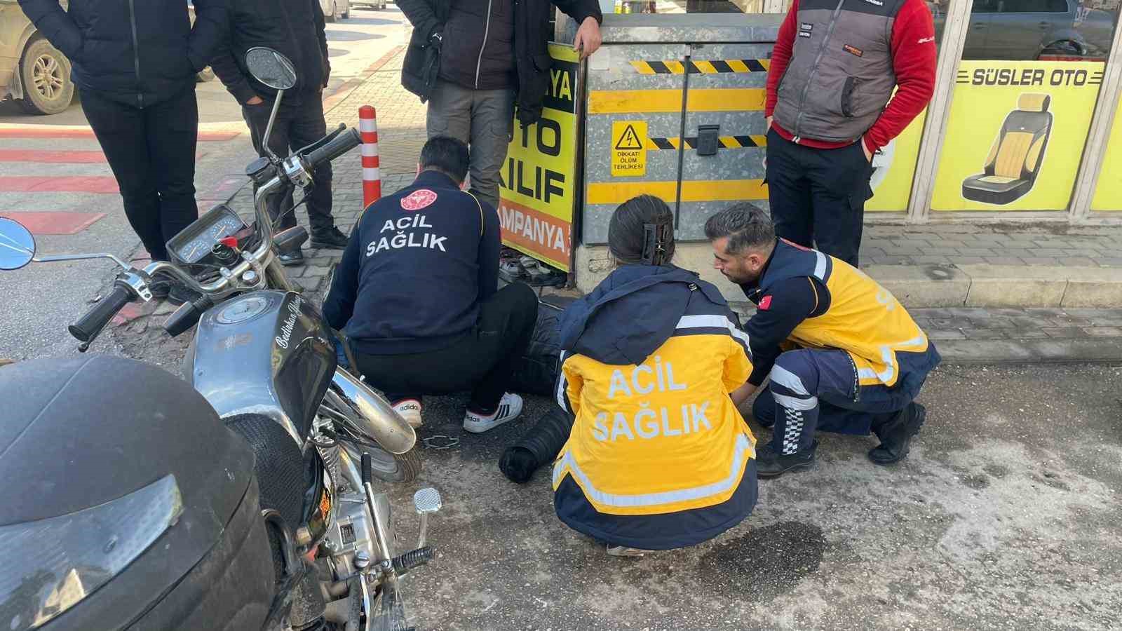 Karaman’da motosikletlinin yaralandığı kaza kameraya yansıdı 5 karamanda motosikletlinin yaralandigi kaza kameraya yansidi 1 Gg5qbRG9