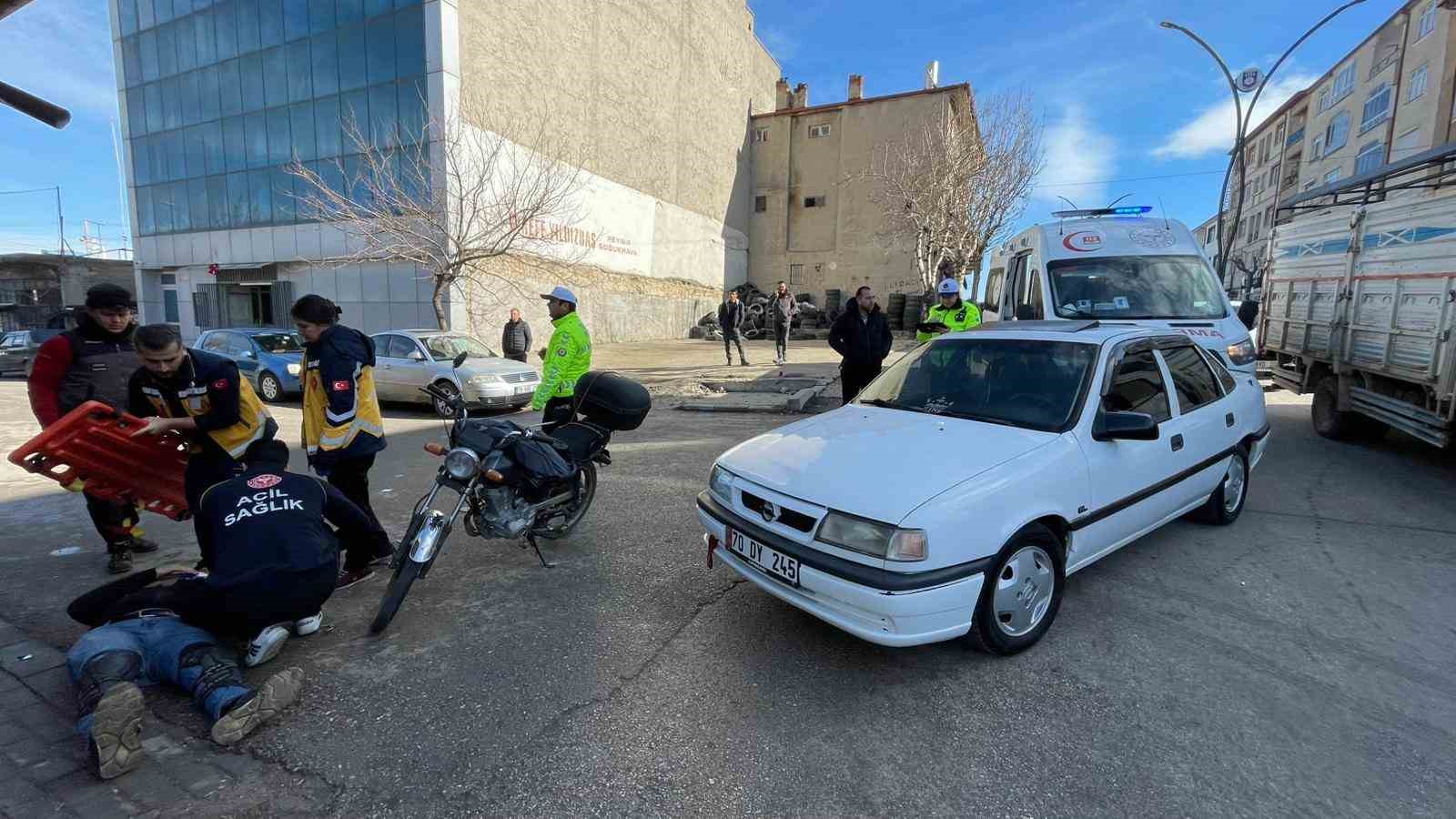 Karaman’da motosikletlinin yaralandığı kaza kameraya yansıdı 6 karamanda motosikletlinin yaralandigi kaza kameraya yansidi 2 epHDZ418