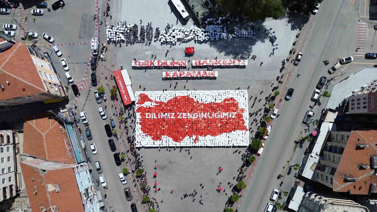 karamanda ogrencilerden yuruyen sozluk gosterisi 0 tCnA6Vtq