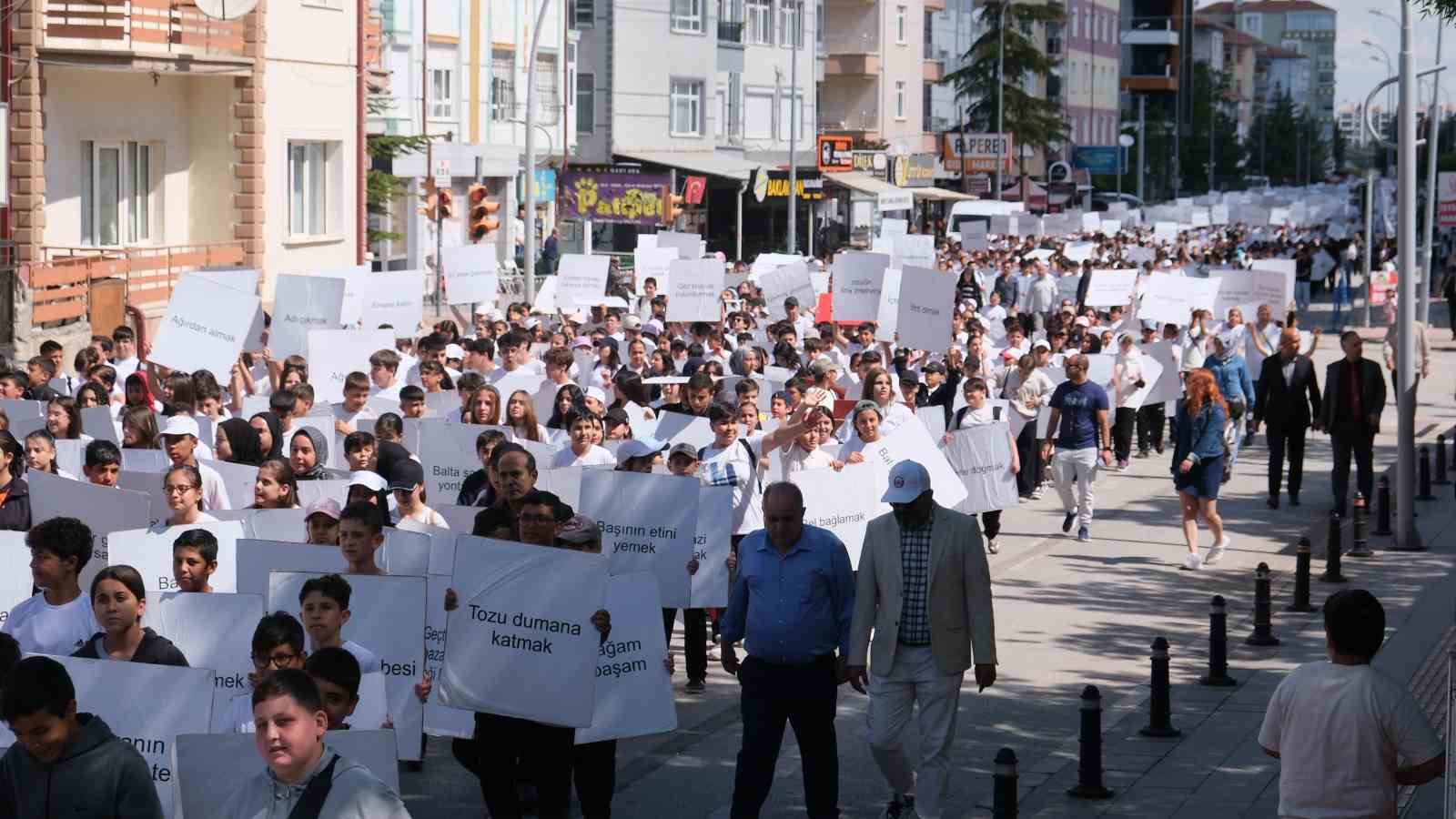 karamanda ogrencilerden yuruyen sozluk gosterisi 4 IMTRYud9
