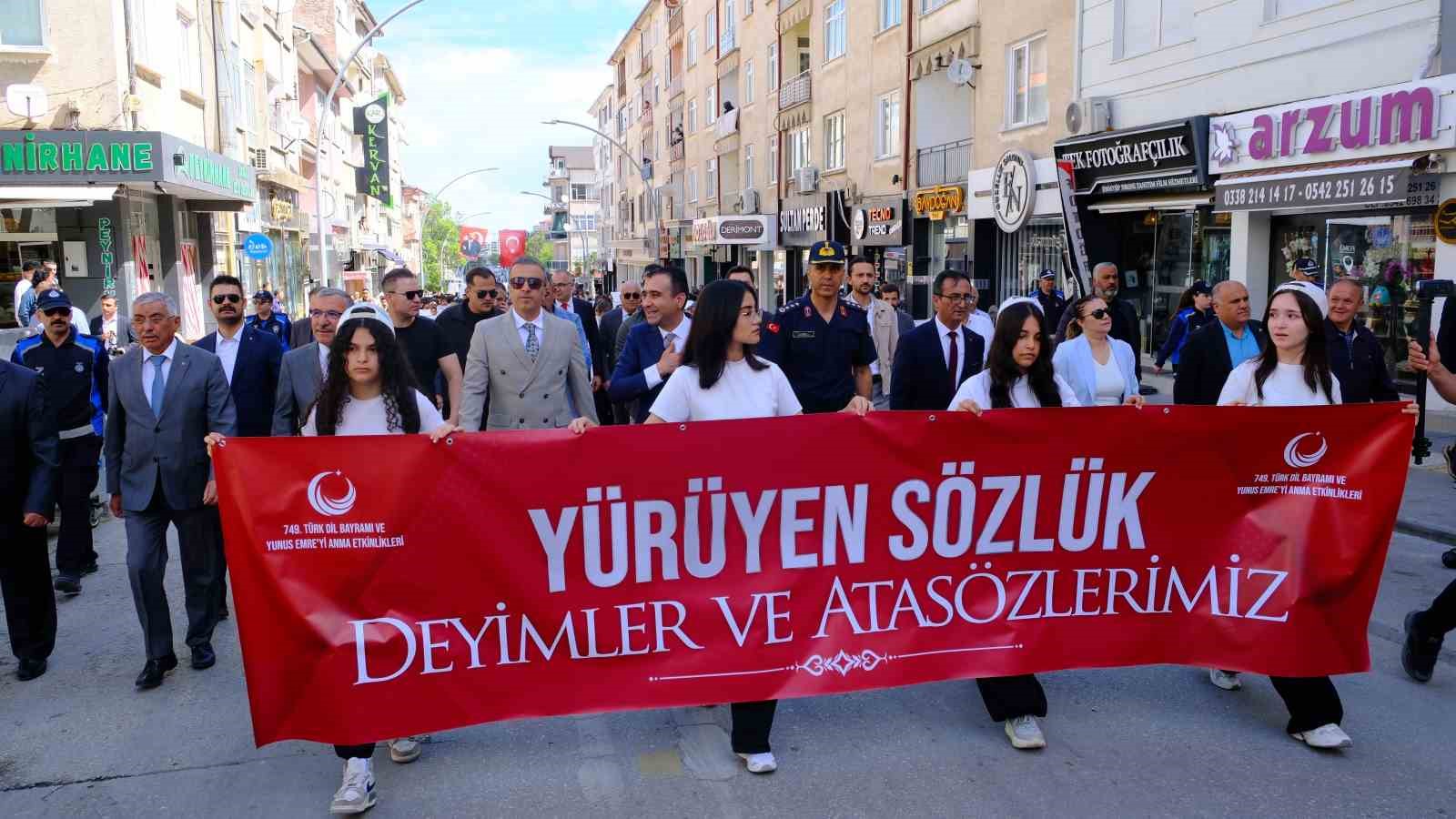 karamanda ogrencilerden yuruyen sozluk gosterisi 5 2MLAuwZ4
