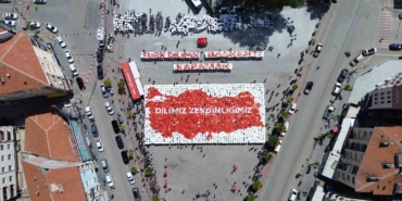 karamanda-ogrencilerden-yuruyen-sozluk-gosterisi-QHLfwZC1.jpg