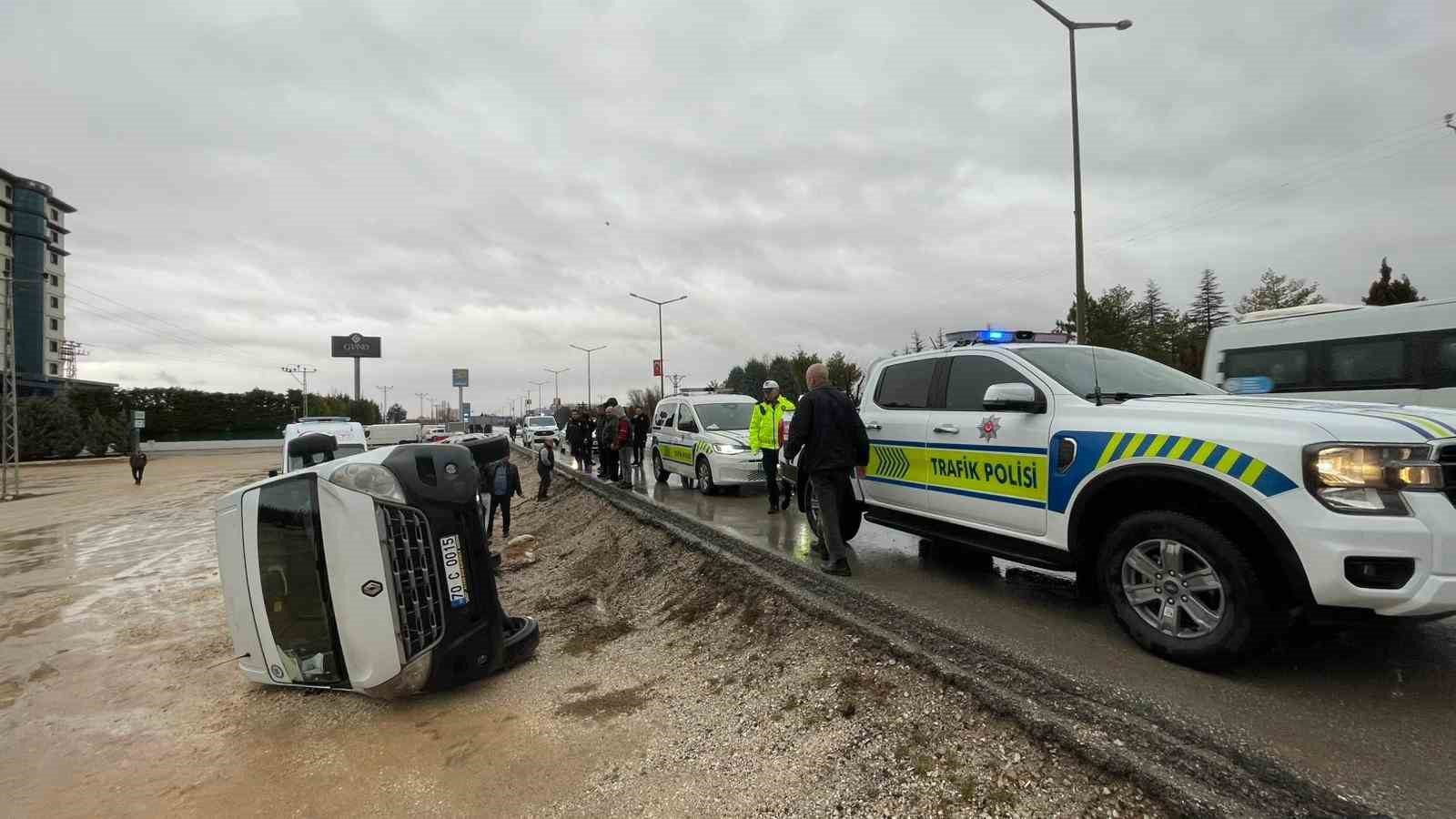 karamanda okul servisi sarampole devrildi 1 lzNP3SDh