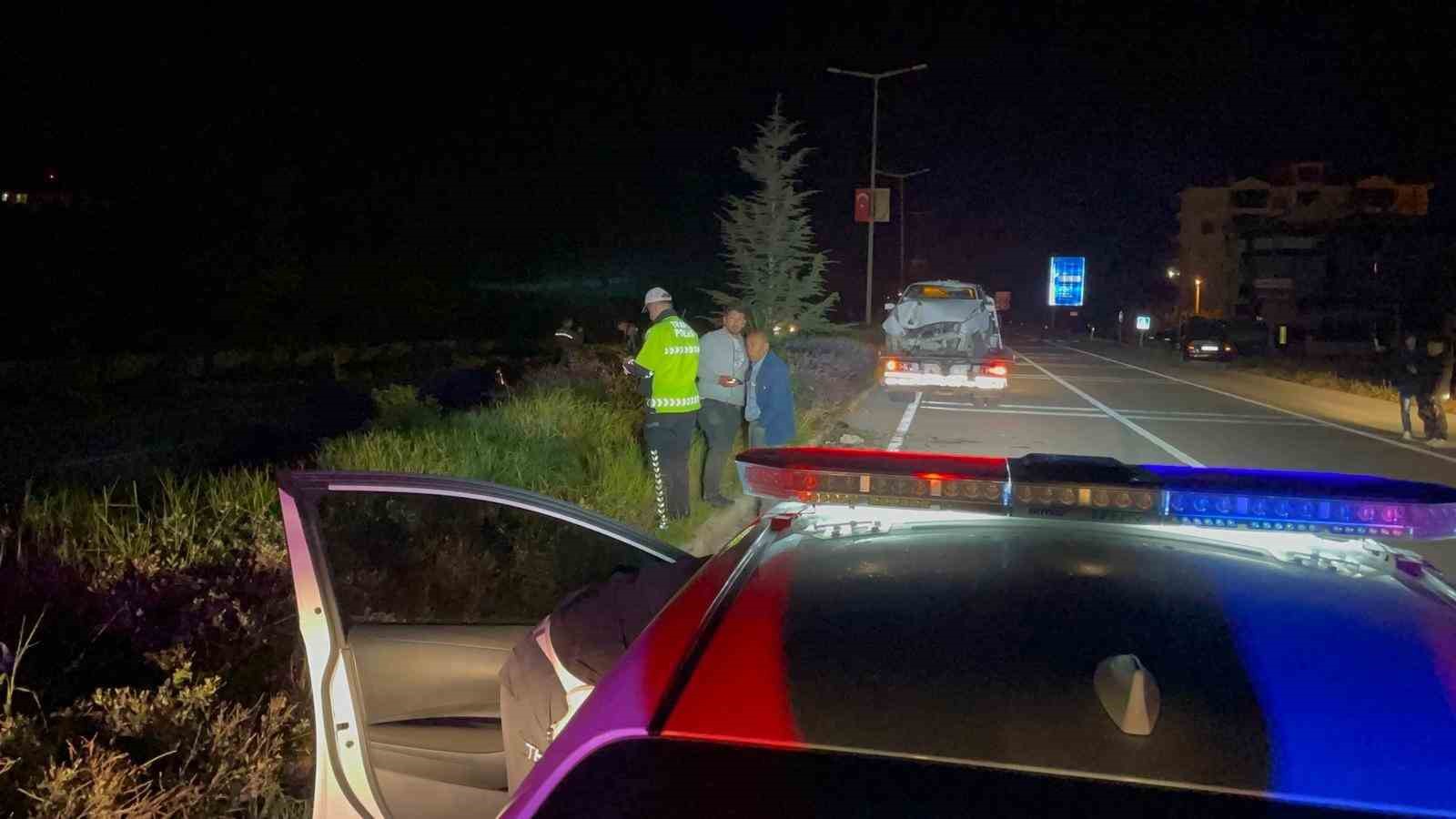 karamanda otomobil aydinlatma diregini devirdi 1 yarali 2 vgHAz5h6