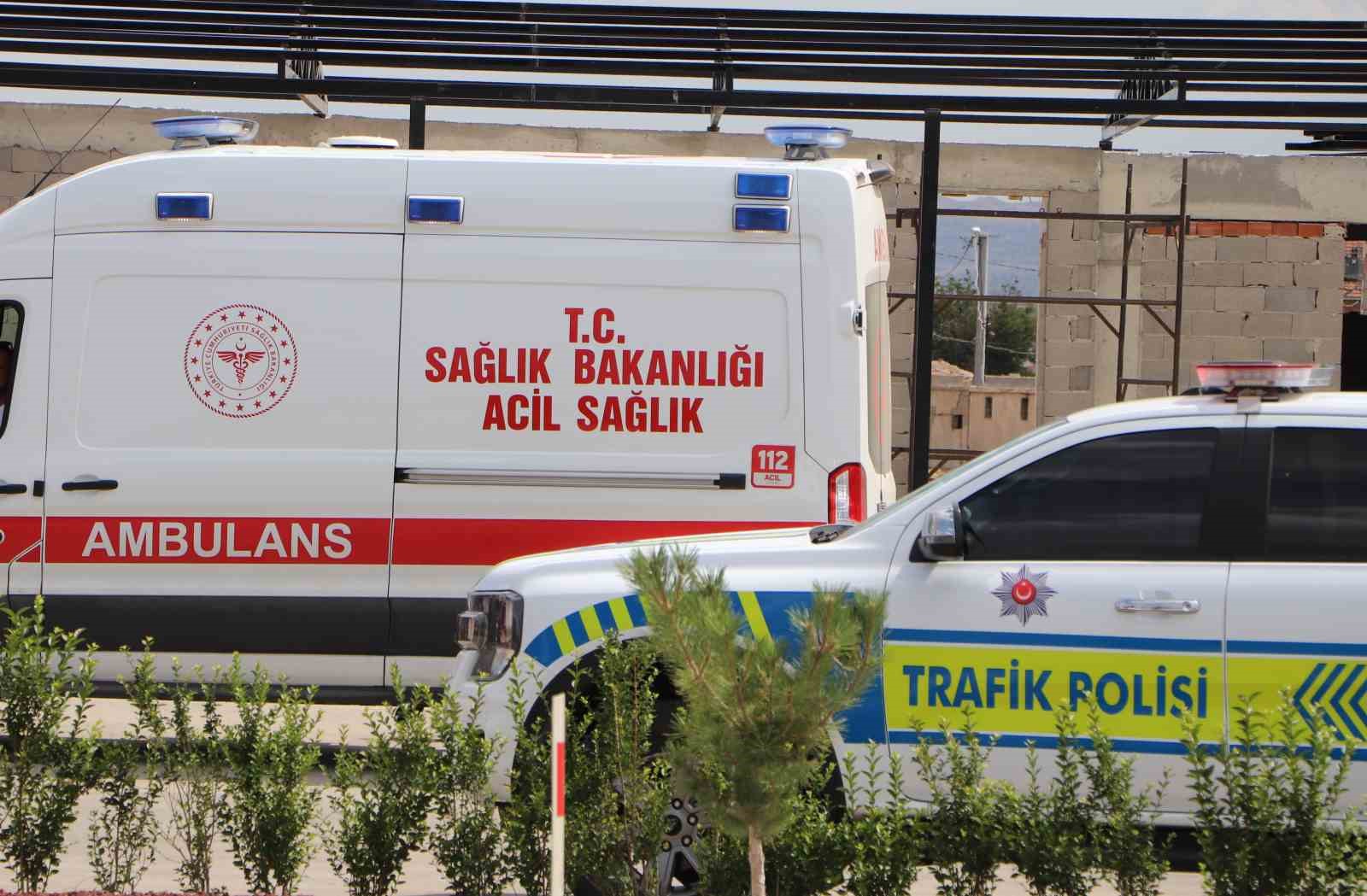 karamanda otomobil bariyerlere carpti kaza ani kamerada 0