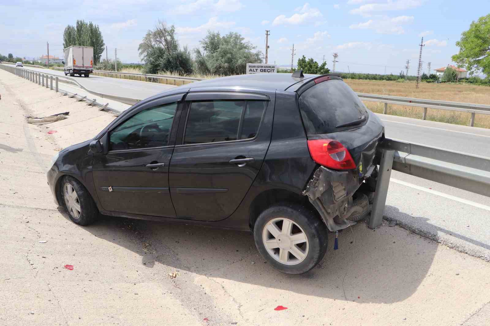 karamanda otomobil bariyerlere carpti kaza ani kamerada 1 BvXApqaM