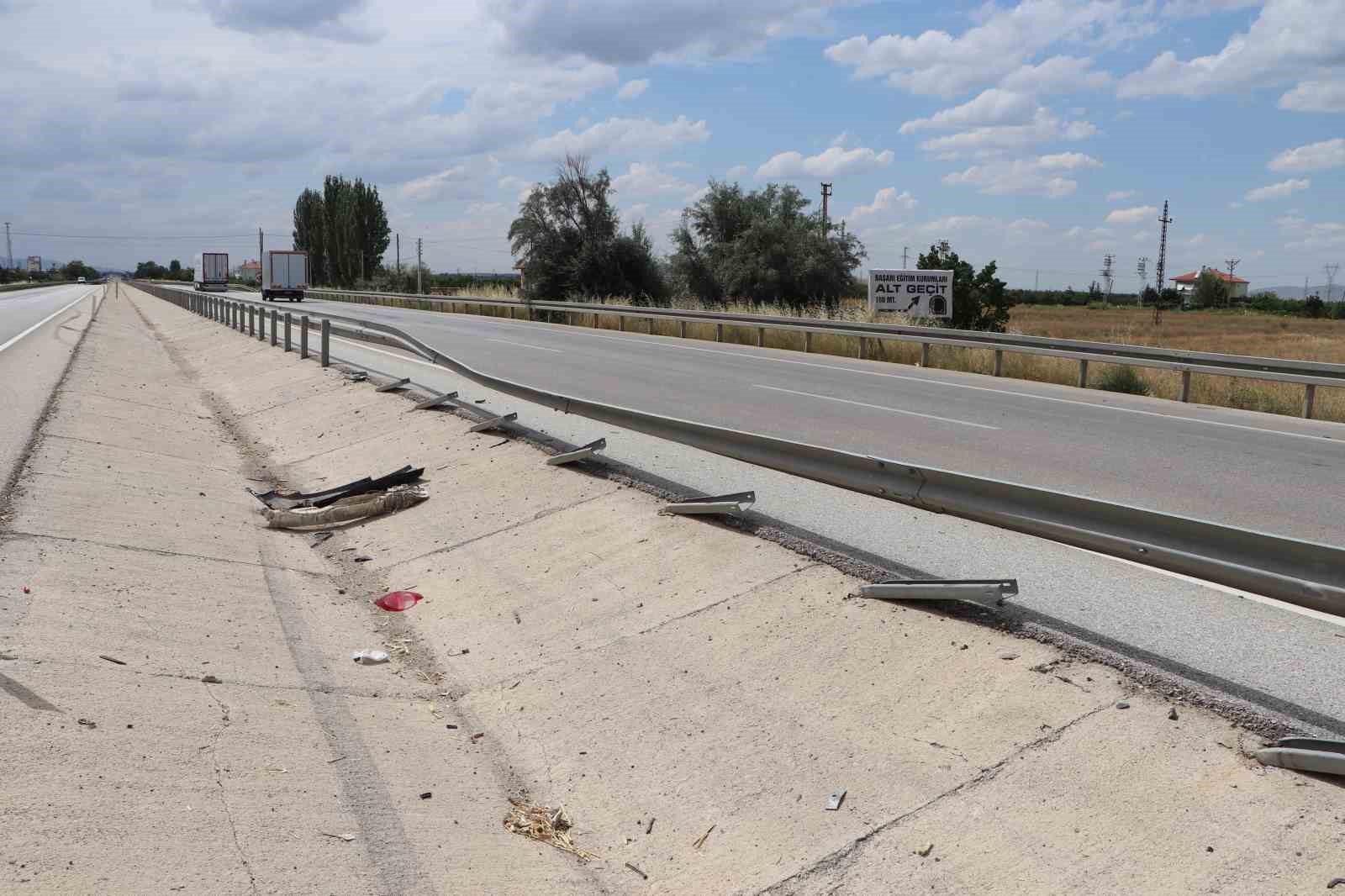 karamanda otomobil bariyerlere carpti kaza ani kamerada 2 lanDeptq