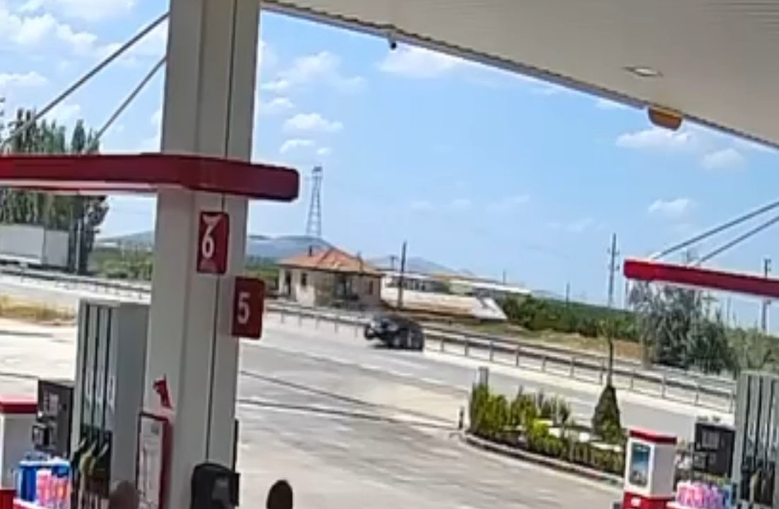 karamanda otomobil bariyerlere carpti kaza ani kamerada 3 EW4sSsBz