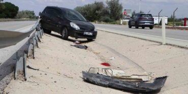 karamanda-otomobil-bariyerlere-carpti-kaza-ani-kamerada-m7gVdtci.jpg