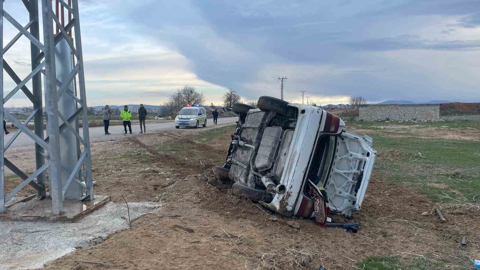 karamanda otomobil devrildi aractaki 5 kisi kazayi burnu bile kanamadan atlatti 2 USzhkRjz