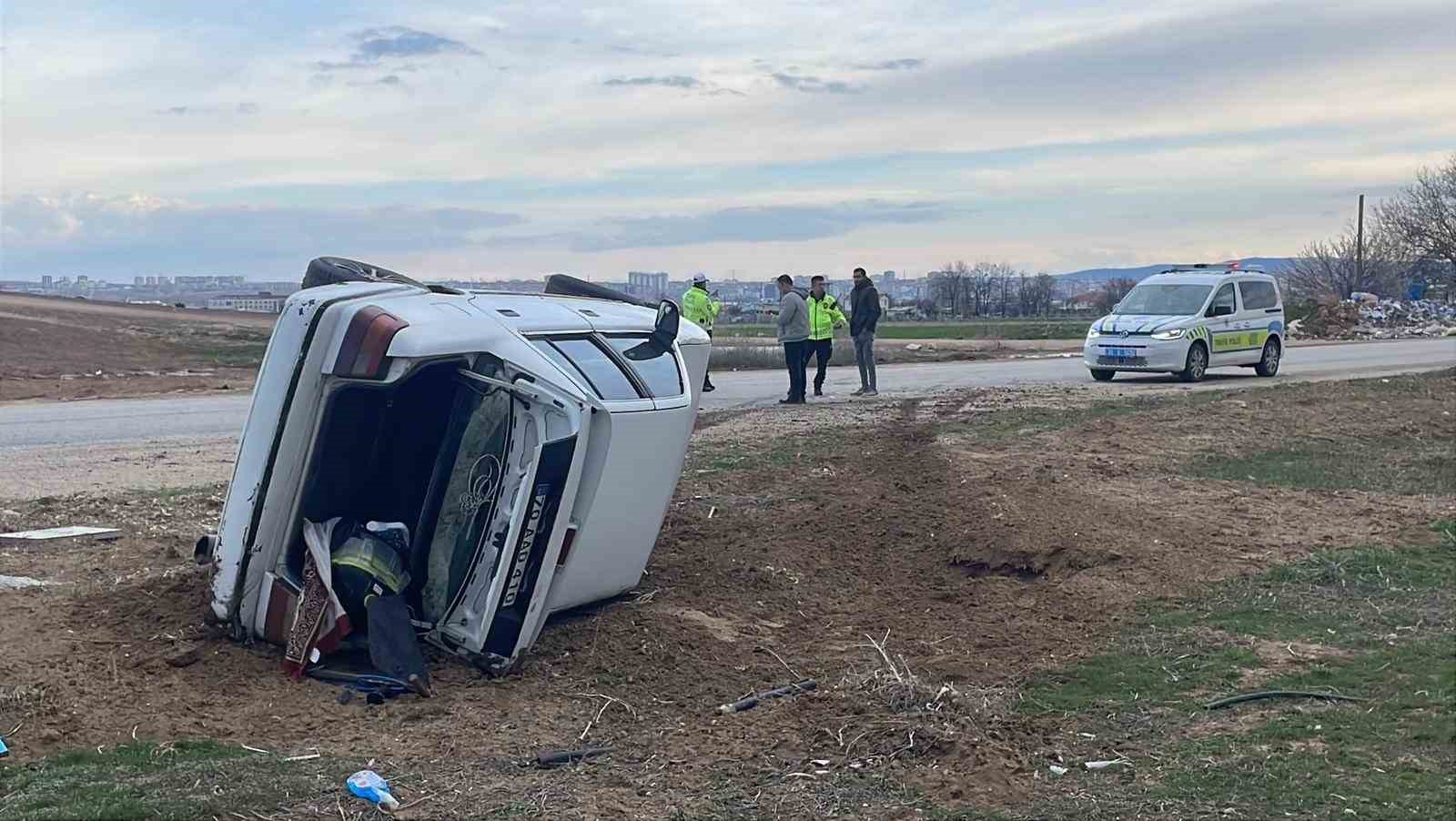 karamanda otomobil devrildi aractaki 5 kisi kazayi burnu bile kanamadan atlatti 3