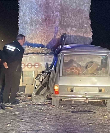 karamanda-otomobil-tira-ok-gibi-saplandi-kari-koca-hayatini-kaybetti-2pJcQ9Zk.jpg