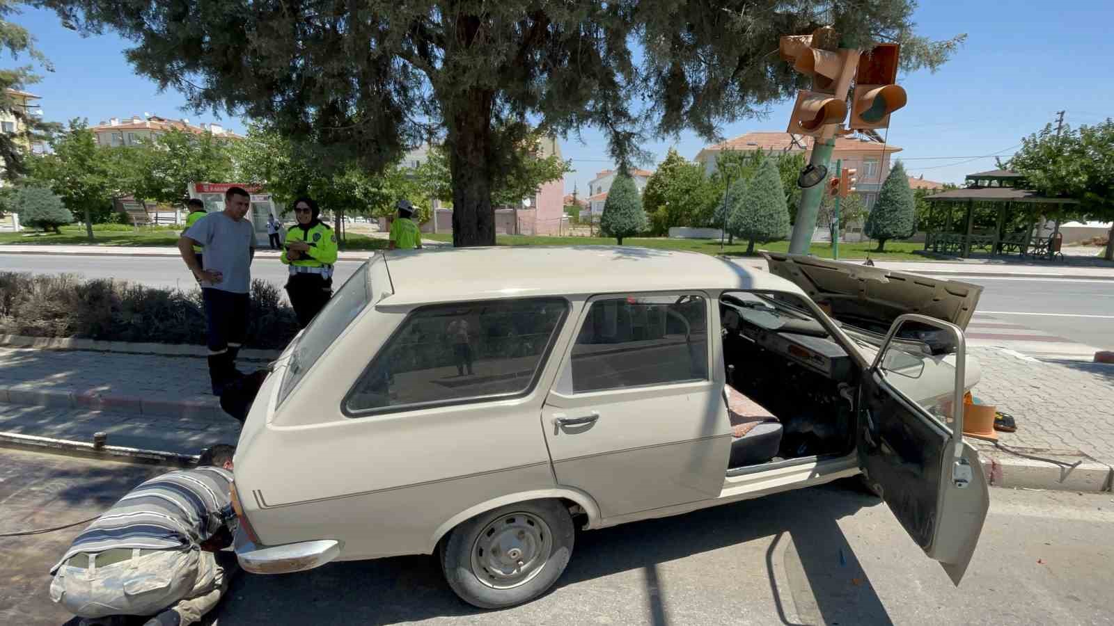 Karaman’da otomobil trafik lambasına çarptı: 1 yaralı 4 karamanda otomobil trafik lambasina carpti 1 yarali 0 F2ghj88G