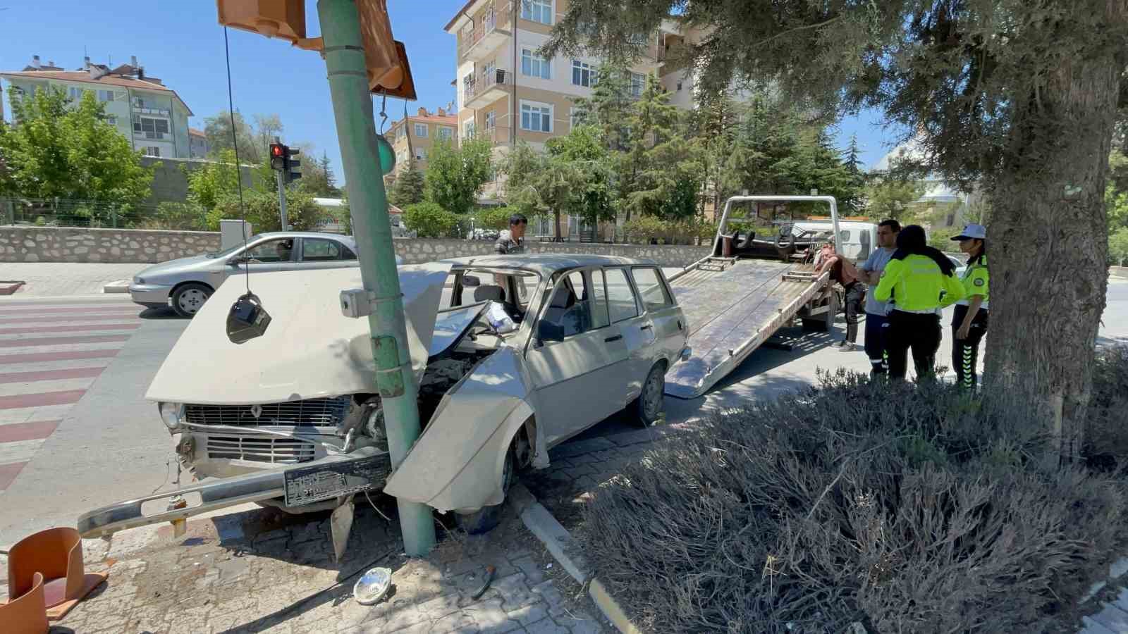 Karaman’da otomobil trafik lambasına çarptı: 1 yaralı 5 karamanda otomobil trafik lambasina carpti 1 yarali 1