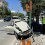 karamanda-otomobil-trafik-lambasina-carpti-1-yarali-UlFuLYzP.jpg