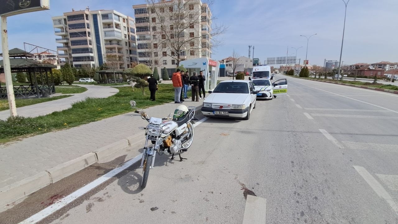 karamanda otomobile carpan motosikletli yaralandi 1 6RKTGLh3