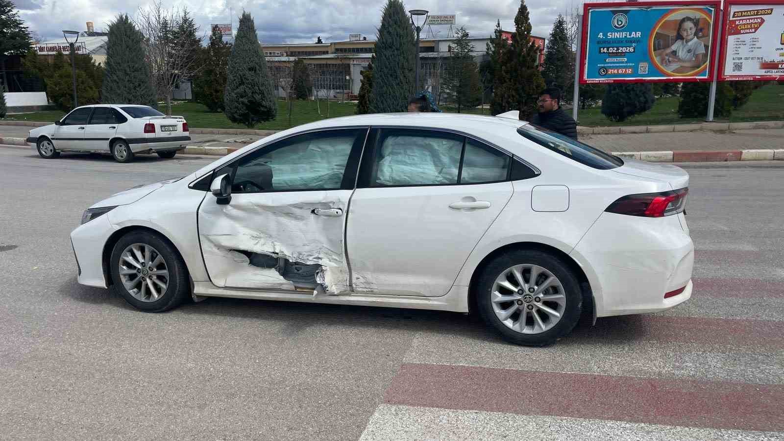 karamanda otomobille carpisan hafif ticari aracin devrilmesi kameraya yansidi 2 yarali 2 2AmEjFuY