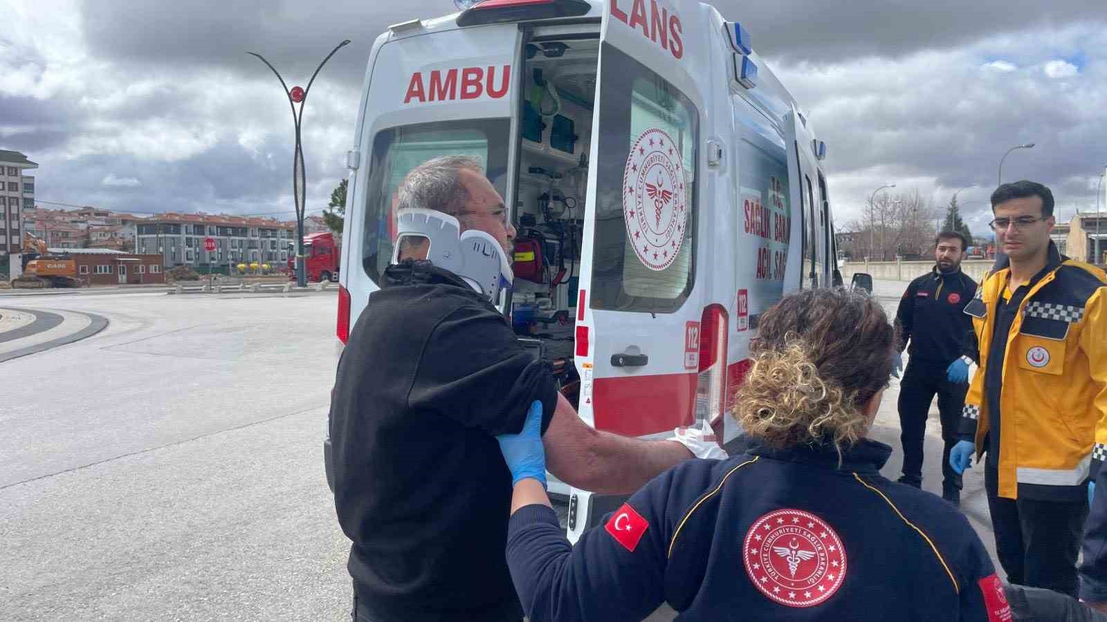 karamanda otomobille carpisan hafif ticari aracin devrilmesi kameraya yansidi 2 yarali 3 5wjvv4j4