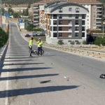 karamanda-otomobille-carpisip-devrilen-motosikletin-surucusu-yaralandi-47axQ3ZQ.jpg