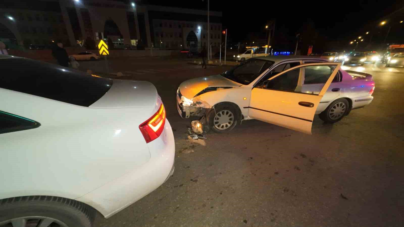 karamanda otomobiller capisti 1 yarali 0 KtduSP29