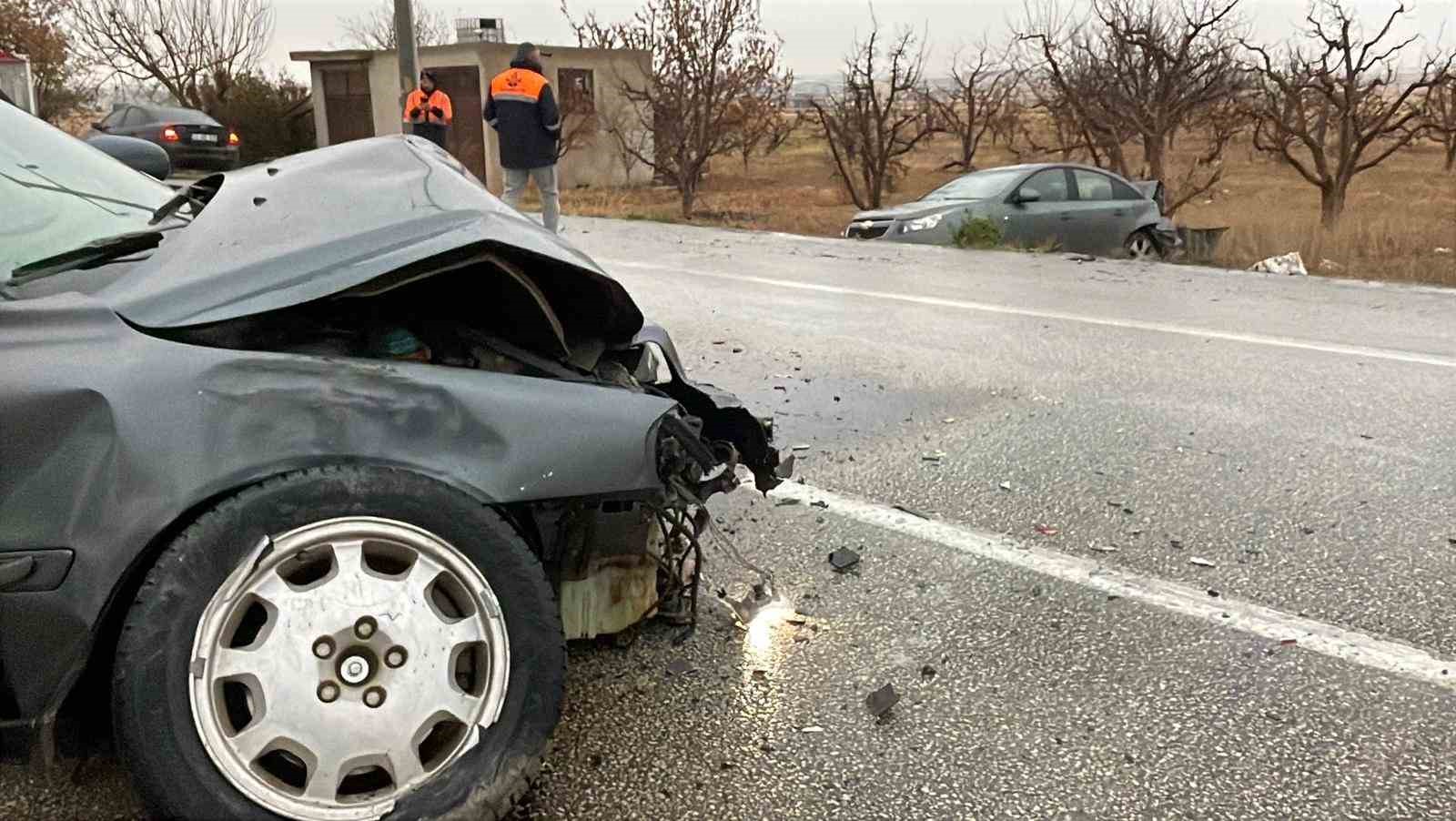 karamanda otomobiller carpisti 2 yarali 3 UXQidtvH