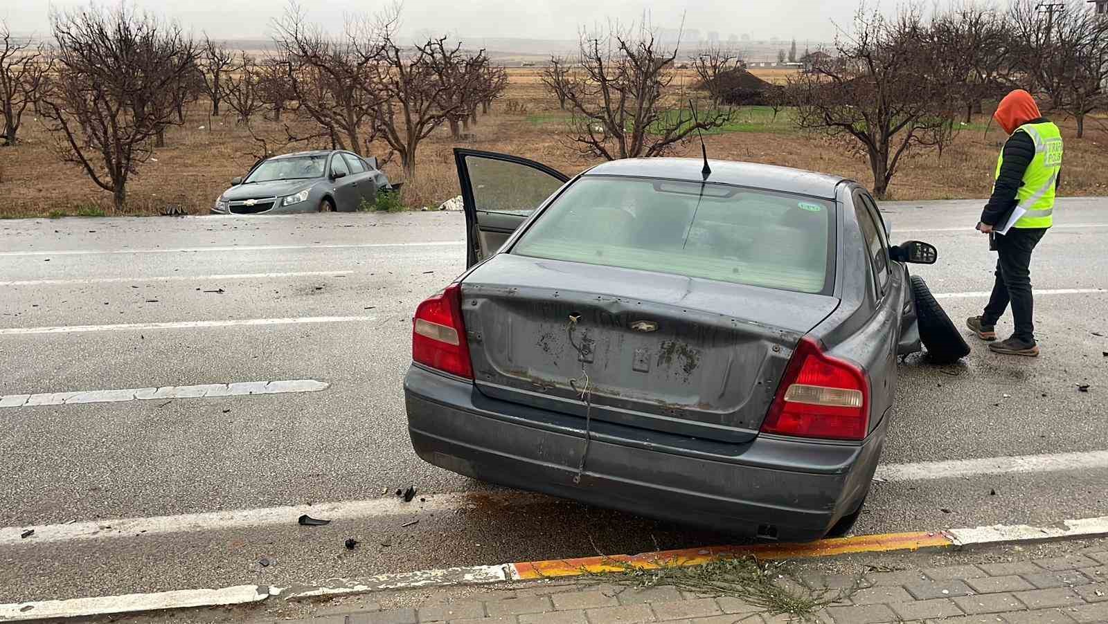 karamanda otomobiller carpisti 2 yarali 4 AX2jnEnm