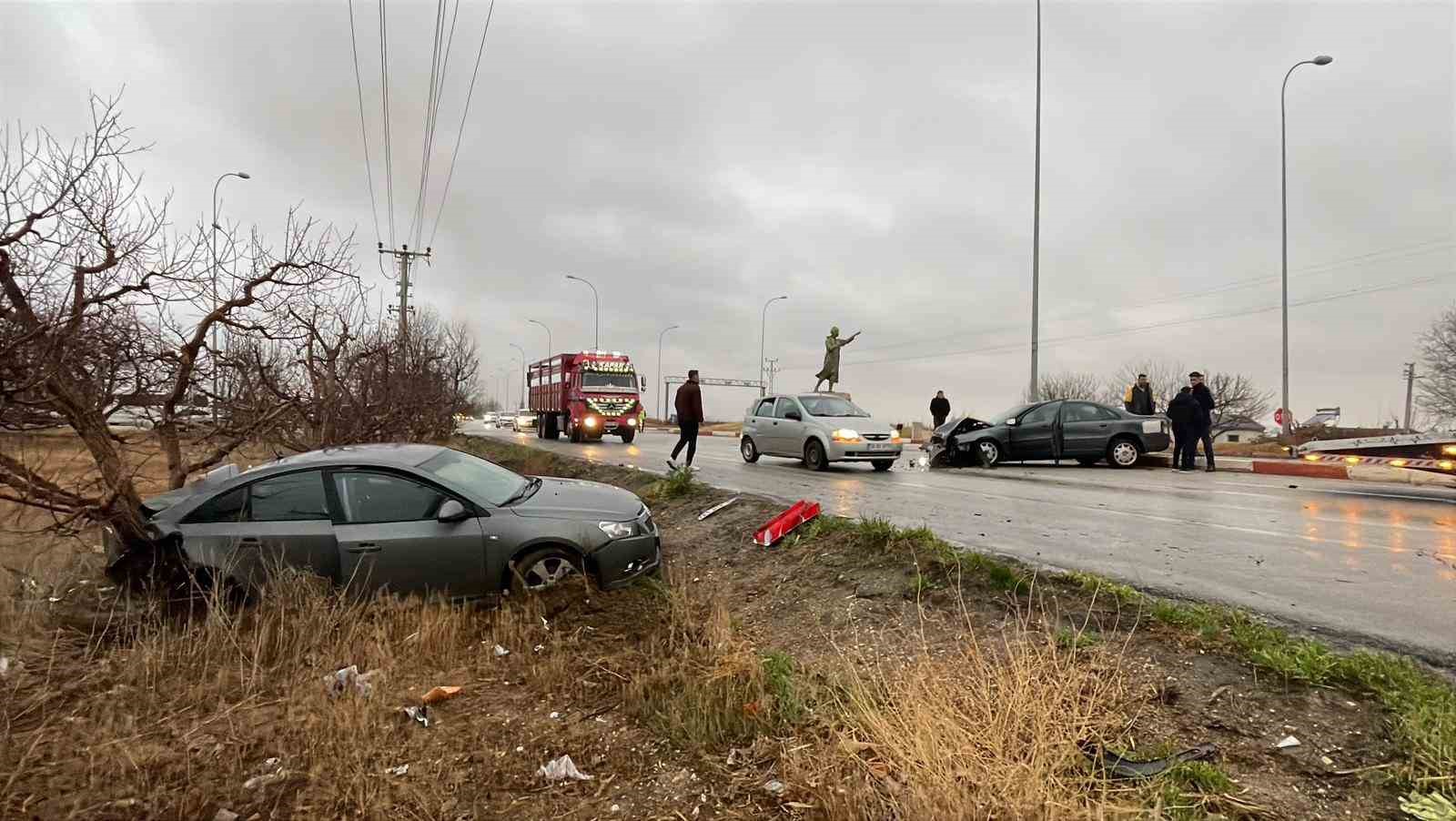karamanda otomobiller carpisti 2 yarali 6 gML77OjR