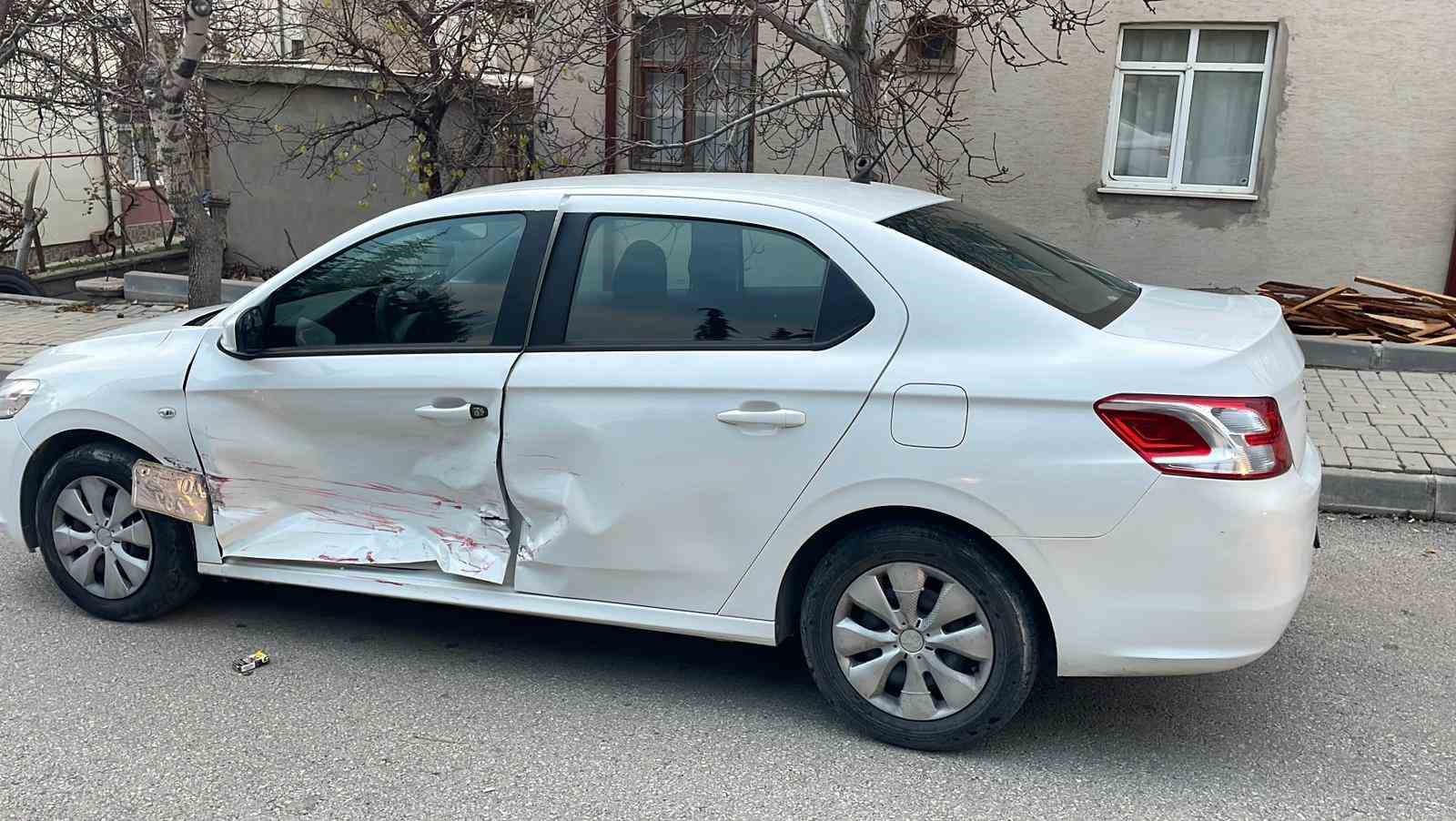 karamanda otomobiller carpisti 3 yarali 1 4XO5YUFJ