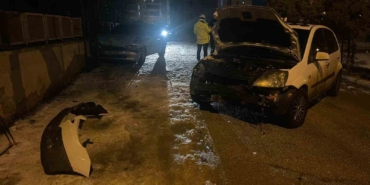 karamanda-park-halindeki-2-araca-carpan-otomobilin-surucusu-kaza-yerini-terk-etti-OtN5gBE4.jpg
