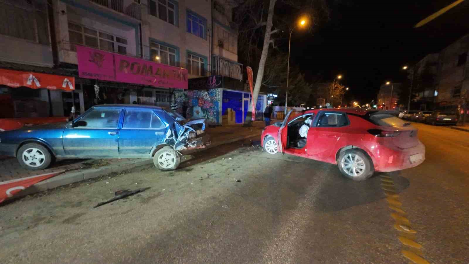 karamanda park halindeki araca carpan otomobilin surucusu yaralandi 2 LCT4gqGF