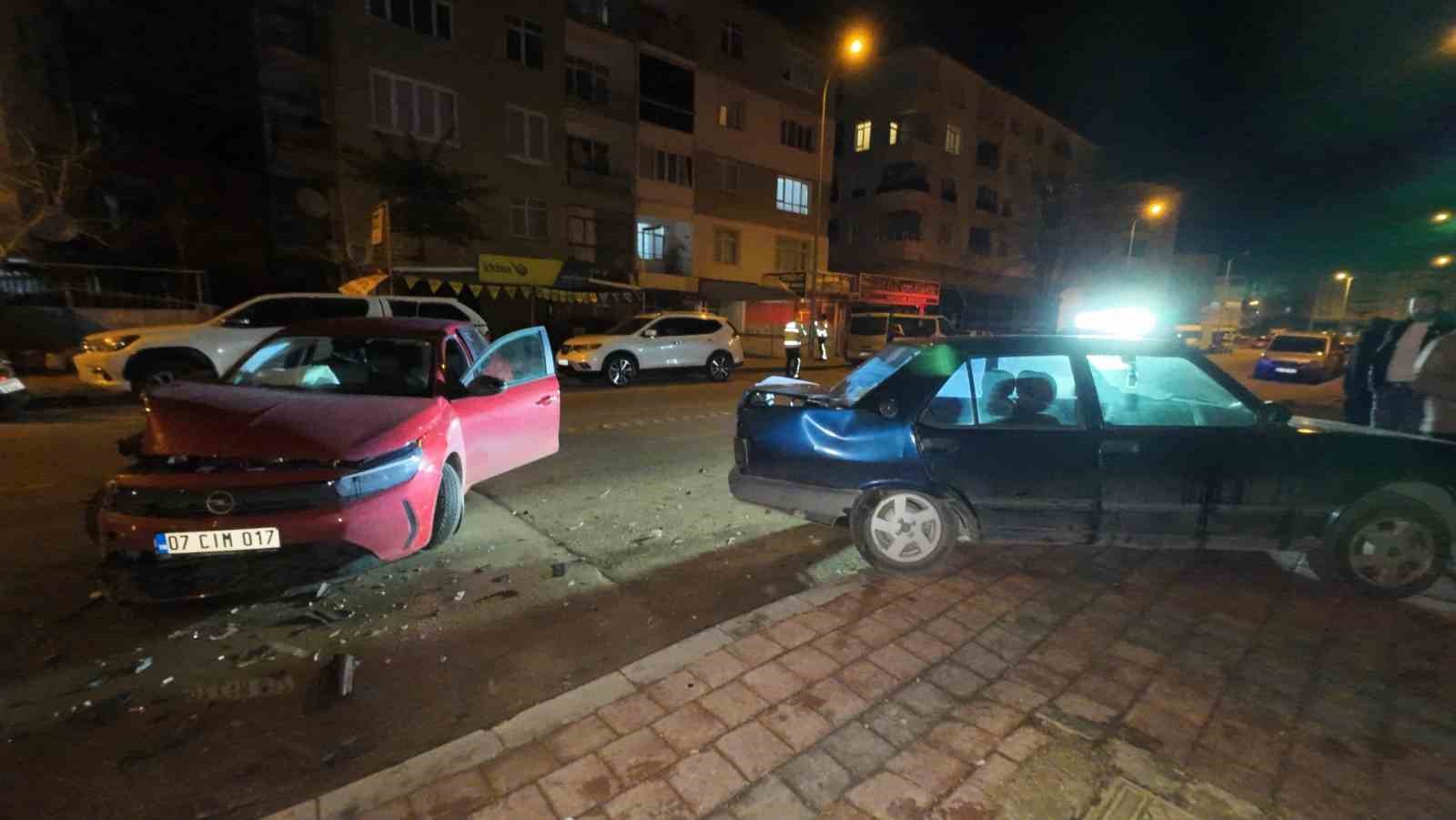 karamanda park halindeki araca carpan otomobilin surucusu yaralandi 3