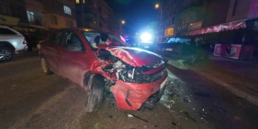 karamanda-park-halindeki-araca-carpan-otomobilin-surucusu-yaralandi-OhrA6mZp.jpg