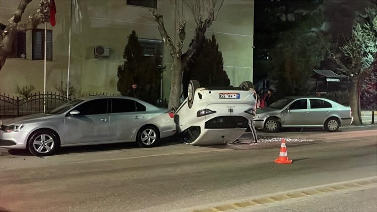 karamanda park halindeki araclara carpan otomobil ters dondu 0 D9DeSdWM