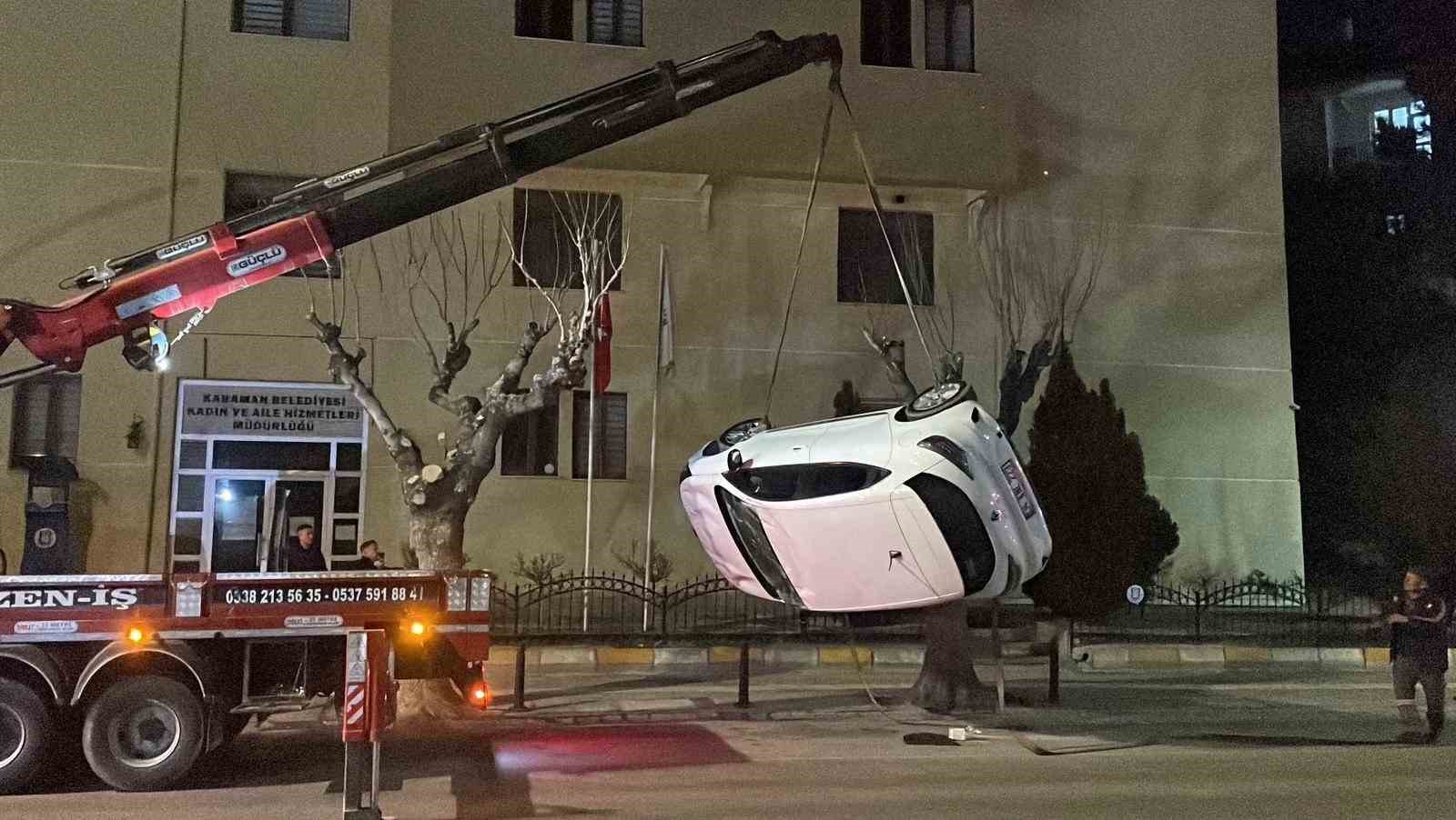 karamanda park halindeki araclara carpan otomobil ters dondu 3 nCmhZGkO