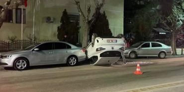 karamanda-park-halindeki-araclara-carpan-otomobil-ters-dondu-nMclYtAa.jpg