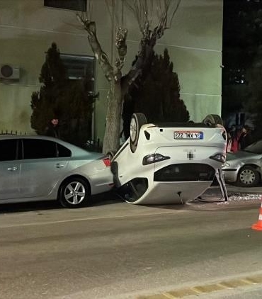karamanda-park-halindeki-araclara-carpan-otomobil-ters-dondu-nMclYtAa.jpg