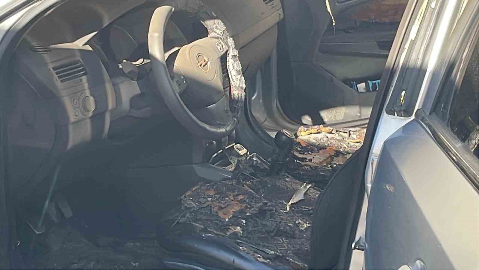 karamanda park halindeki otomobilin direksiyon ve koltuklari yandi 1 3GRz8RSX