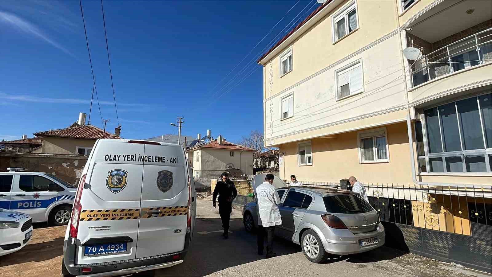 karamanda park halindeki otomobilin direksiyon ve koltuklari yandi 2 EcRlu19K