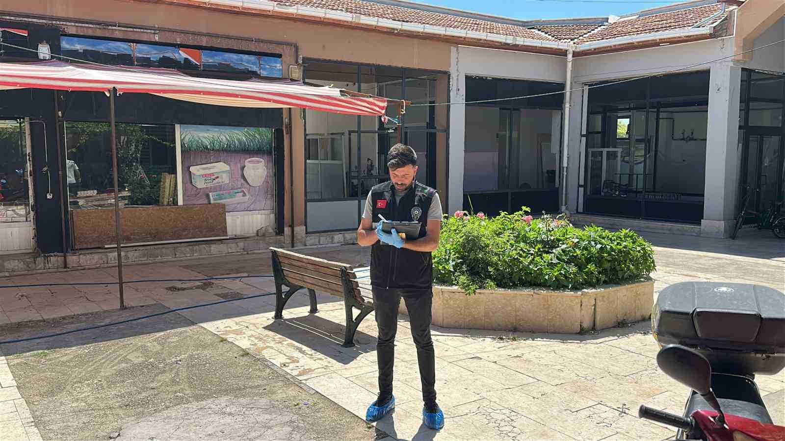 Karaman’da pes dedirten hırsızlık: Camı kırarak içeri giren hırsız DMD hastası çocuğun yardım kumbarasındaki paraları çaldı 8 karamanda pes dedirten hirsizlik cami kirarak iceri giren hirsiz dmd hastasi cocugun yardim kumbarasindaki OINHwVZT