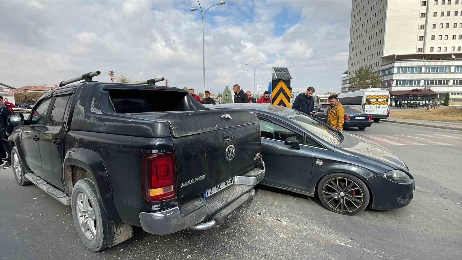 karamanda pikap kamyonetle otomobil carpisti 1 yarali 0 Jy7fehdZ