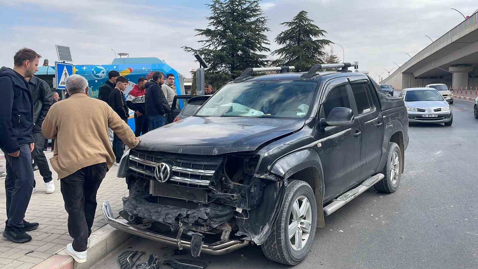 karamanda pikap kamyonetle otomobil carpisti 1 yarali 2 rJUpzSFj