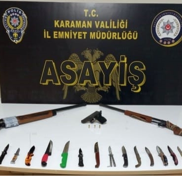 karamanda-polis-uygulamasinda-silahlar-ve-bicaklar-ele-gecirildi-5-tutuklama-bkMVIVva.jpg