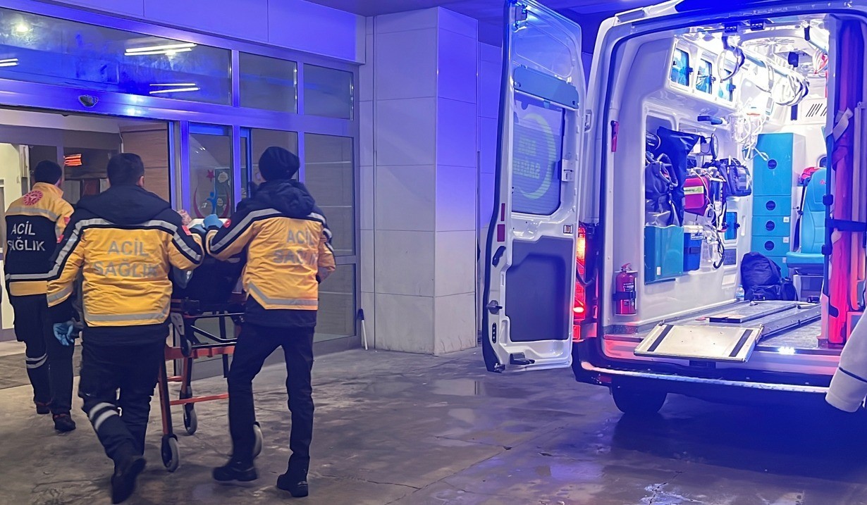 karamanda saglik ekibi kar yagisi ve tipiye ragmen diyaliz hastasi kadini hastaneye ulastirdi 3 Jwde1npv