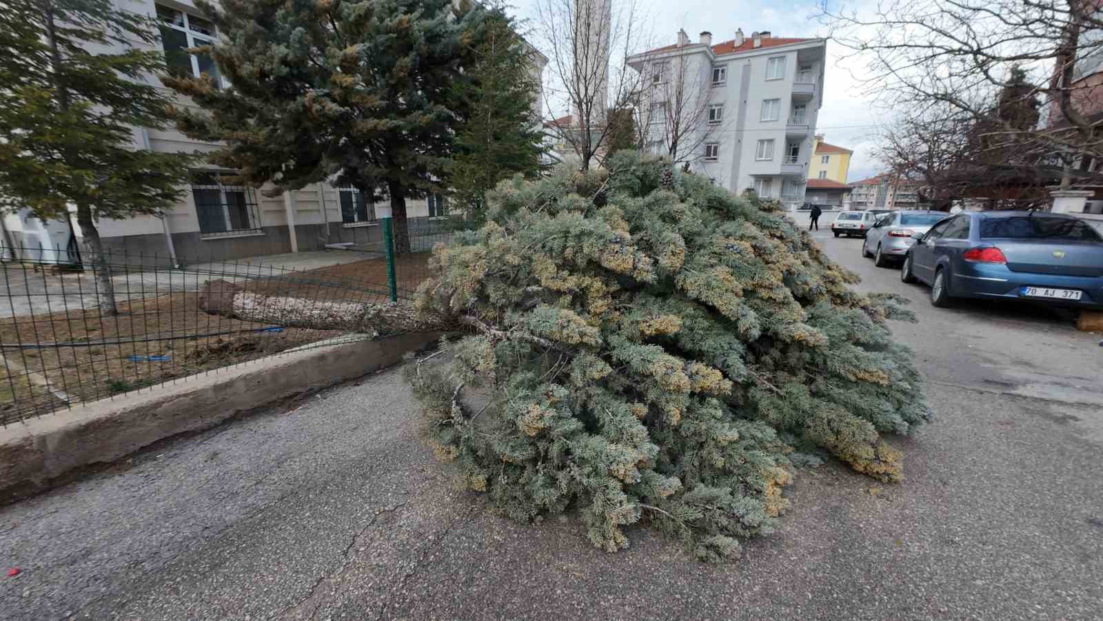 karamanda siddetli firtina kamyoneti devirdi catilar uctu 2 L1d2nlXQ