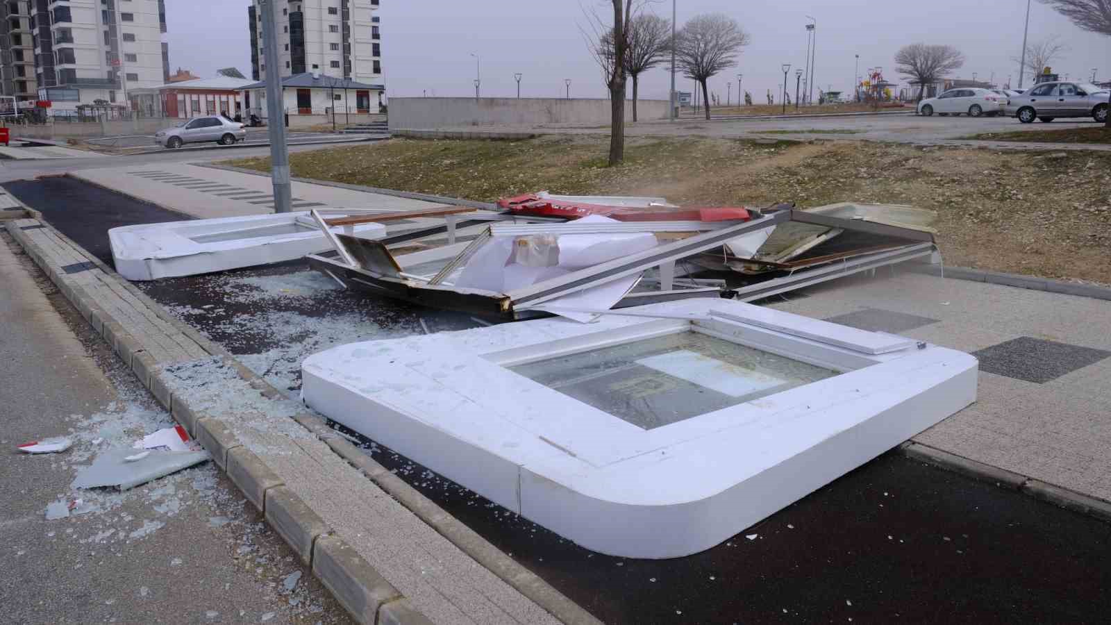 karamanda siddetli firtina kamyoneti devirdi catilar uctu 3 ujZKEAzM